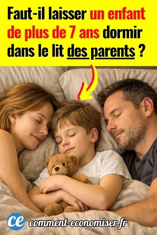 Parents et enfant endormis dans le lit, l&rsquo;enfant serre un ours en peluche entre sa m&egrave;re et son p&egrave;re.