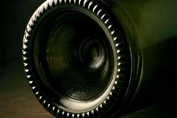 gros plan sur le fond dune bouteille en verre sombre