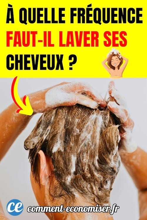 Une personne qui se lave les cheveux dans la douche