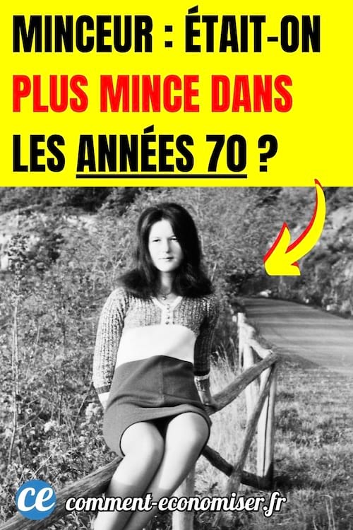 photo en noir et blanc des années 70 où une femme est assise à l'extérieur avec une robe courte