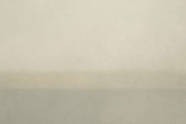 un mur clair presque vide avec une ligne horizontale subtile au centre