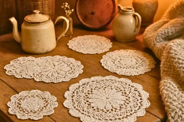 des napperons en dentelle decorent une table avec theiere et objets anciens