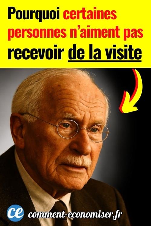 Portrait d&rsquo;un homme &acirc;g&eacute; avec lunettes rondes et moustache blanche, regard s&eacute;rieux sur fond sombre.