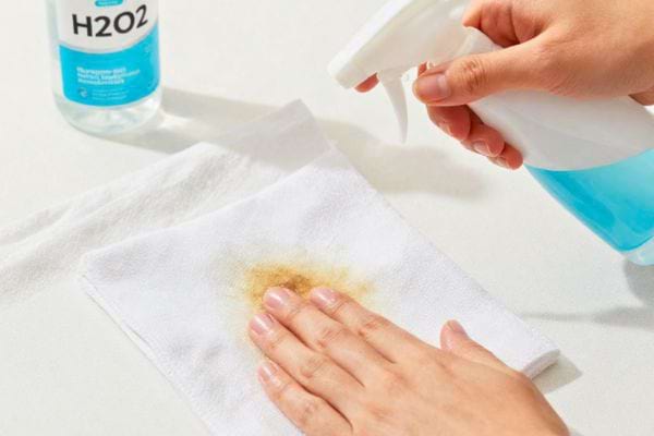 produit pulverise sur une tache jaune sur un tissu blanc