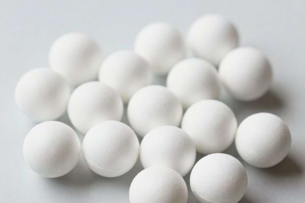 plusieurs pastilles blanches rondes posees sur une surface claire