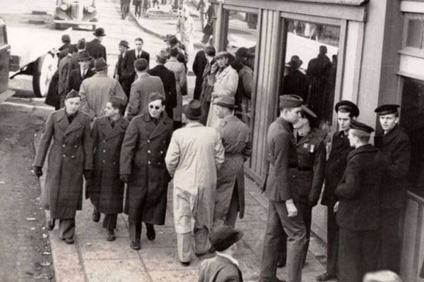 une photo d'hommes dans la rue &agrave; Reykjavik avec un homme qui semble t&eacute;l&eacute;phoner