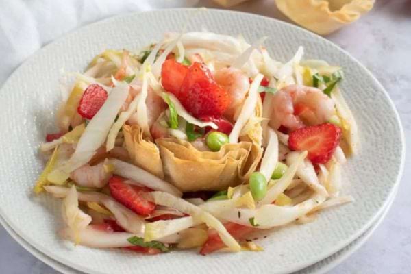 une salade d'endives et de fraises dans des paniers en p&acirc;te filo
