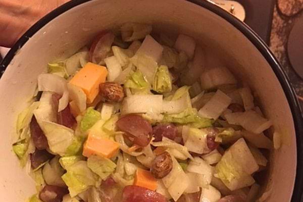 Salade d&rsquo;endives avec raisin, mimolette et noisettes