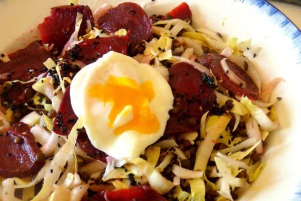 Salade de lentilles aux endives et &oelig;uf poch&eacute; et betterave