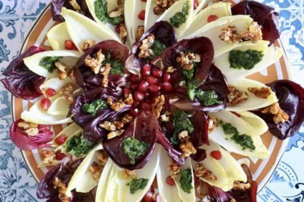 une salade d'endives blanches et rouges