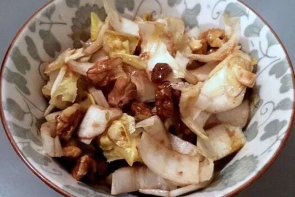Une salade compos&eacute;e d&rsquo;endives avec des noix et une vinaigrette au miel