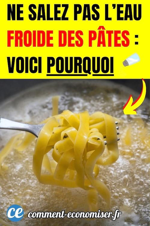 des tagliatelles en train de cuire dans une eau bouillante dans une casserole avec une fourchette