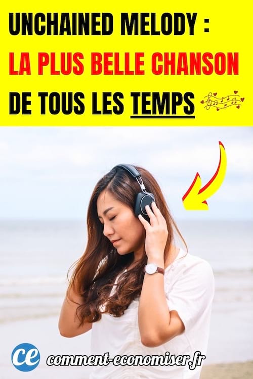 une femme aux cheveux longs &eacute;coute une musique avec un casque l'air inspir&eacute; sur la plage