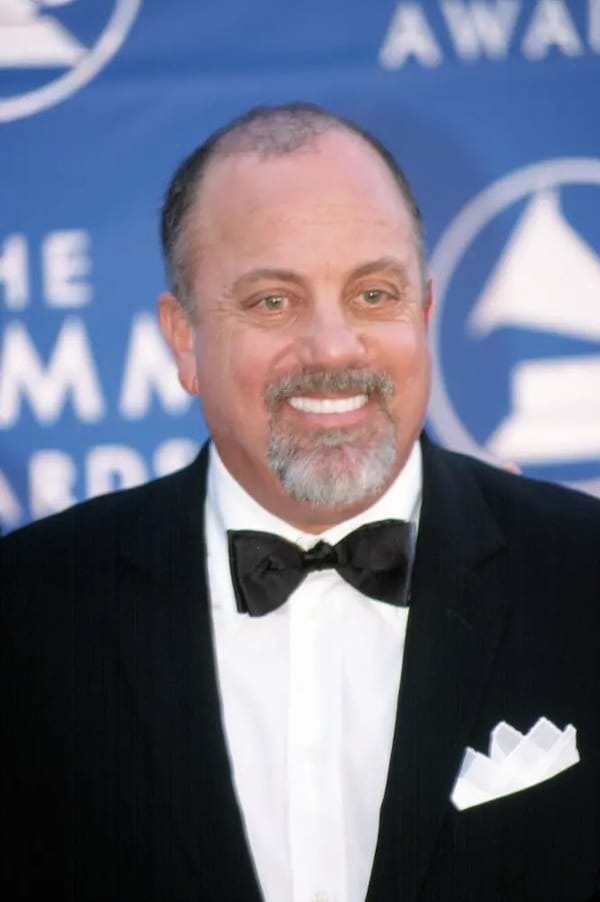 portrait de billy joel adulte en costume