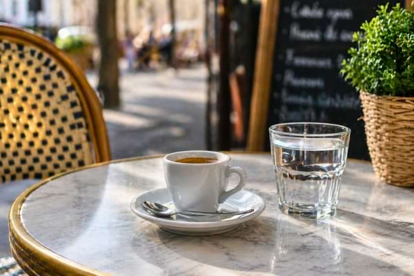 une tasse de caf&eacute; &agrave; cot&eacute; d'un verre d'eau