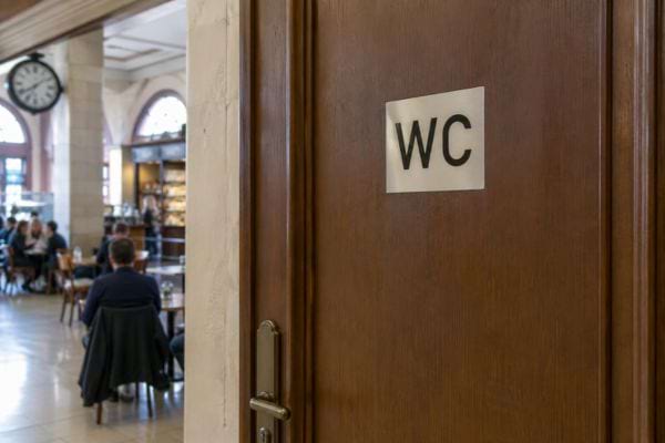 une porte avec &eacute;crit WC dans un caf&eacute;