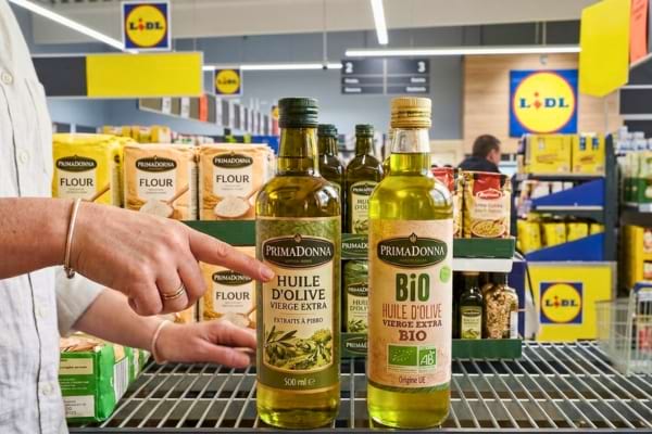 2 bouteilles d'huile d'olive Primadona de chez Lidl cote &agrave; cote