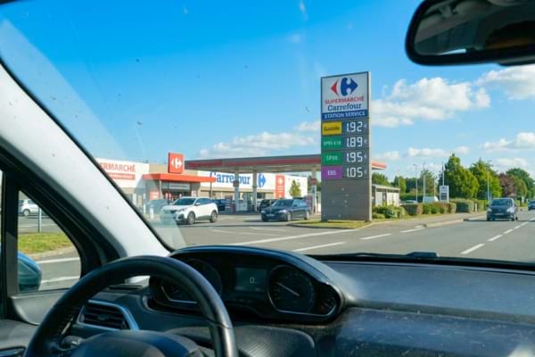 un grand panneau d'affichage des prix des carburants d'une station de supermarch&eacute;