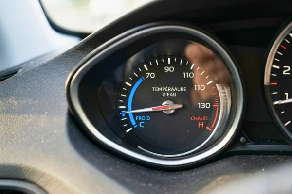 Le cadran de temp&eacute;rature du liquide de refroidissement de ma voiture,
