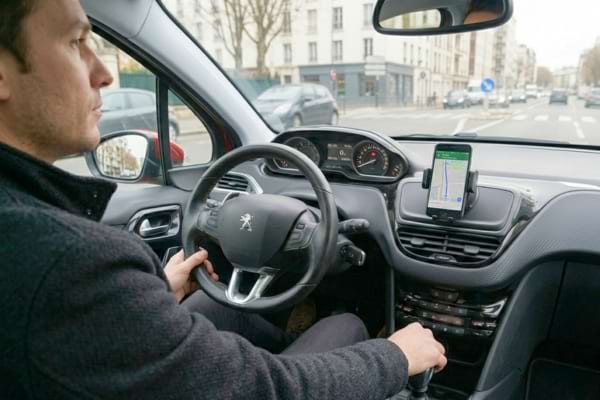 main pos&eacute;e sur le levier de vitesse en cuir, en train de r&eacute;trograder