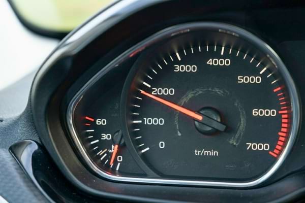 compte-tours analogique, l'aiguille stabilis&eacute;e parfaitement sur 2000 tr/min.