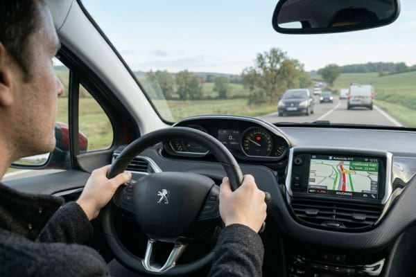 L'&eacute;cran de mon GPS int&eacute;gr&eacute; au tableau de bord affichant un itin&eacute;raire alternatif en vert