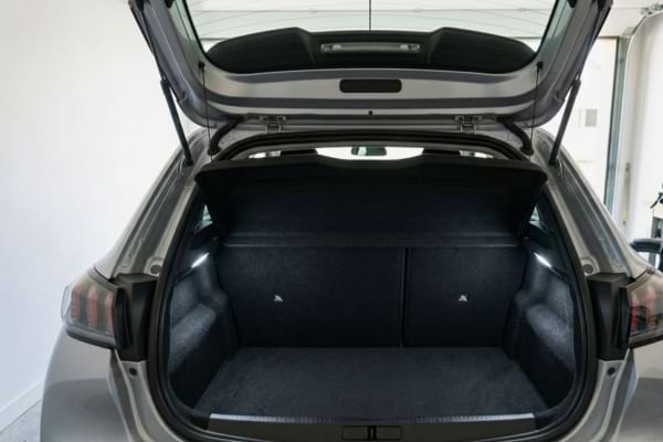 coffre de voiture ouvert, compl&egrave;tement vide et propre,