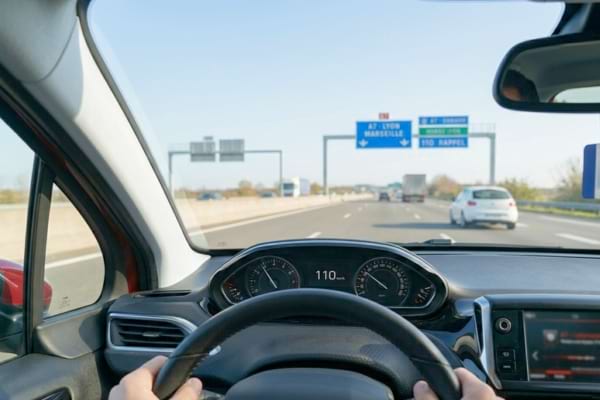  Vue de mon compteur de vitesse affichant 110 km/h sur une autoroute