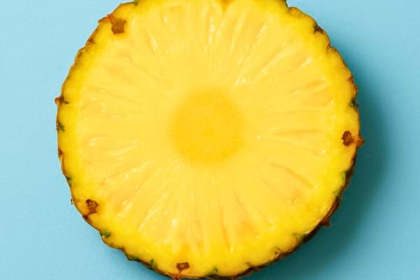une tranche d'ananas frais et juteux vue de dessus