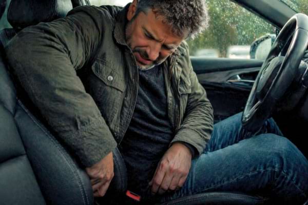Un homme &eacute;nerv&eacute; dans sa voiture car il ne trouve pas la boucle de sa ceinture de s&eacute;curit&eacute;