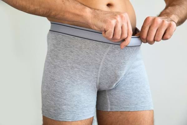 Un homme tirant l'&eacute;lastique de son cale&ccedil;on