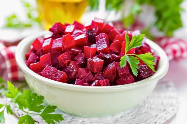 Des morceaux de betteraves en salade