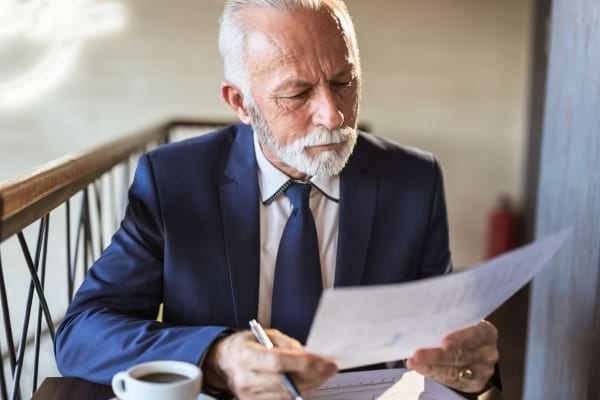 Un chef d'entreprise qui regarde une feuille
