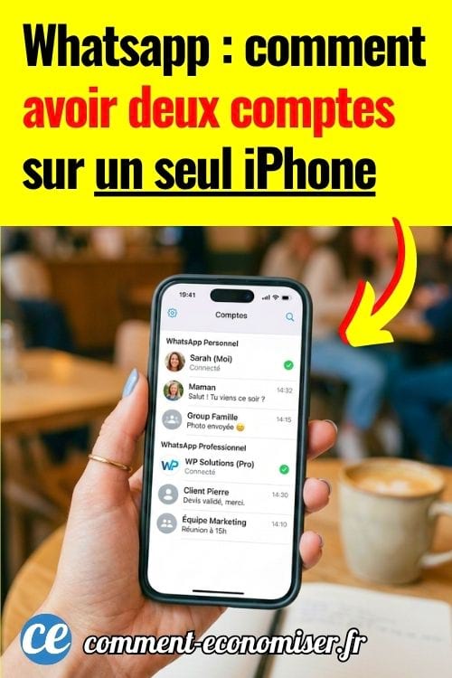 Main tenant un smartphone affichant des comptes WhatsApp perso et pro dans un café flouté.