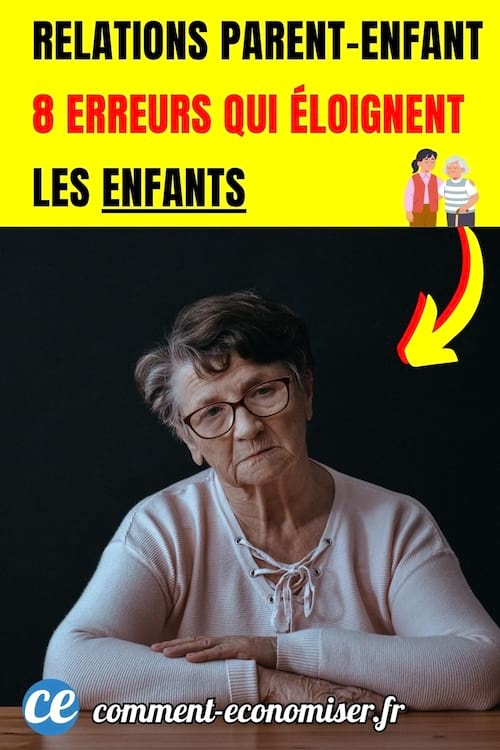 une femme &acirc;g&eacute;e seule et triste assise &agrave; une table
