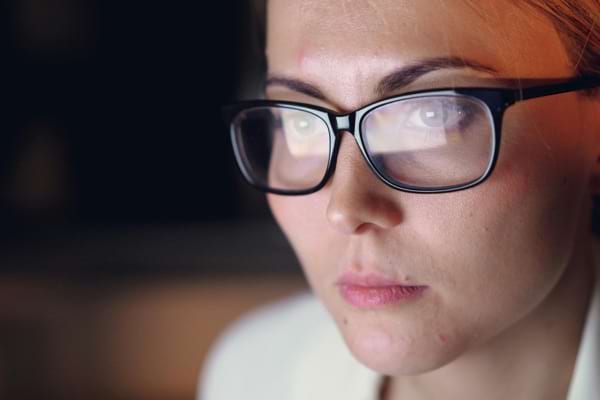 Une femme concentr&eacute;e d&egrave;s le matin