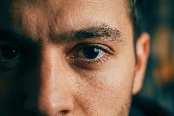 un regard noir profond et intense, expression assur&eacute;e, 