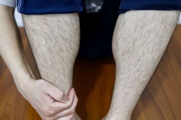 un homme qui a les jambes lourdes le matin