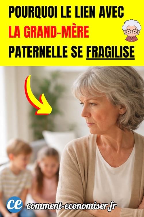 une femme âgée le visage fermé tourne le dos à deux enfants qui jouent sur un tapis