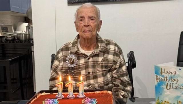 Luis Cano devant son g&acirc;teau d'anniversaire