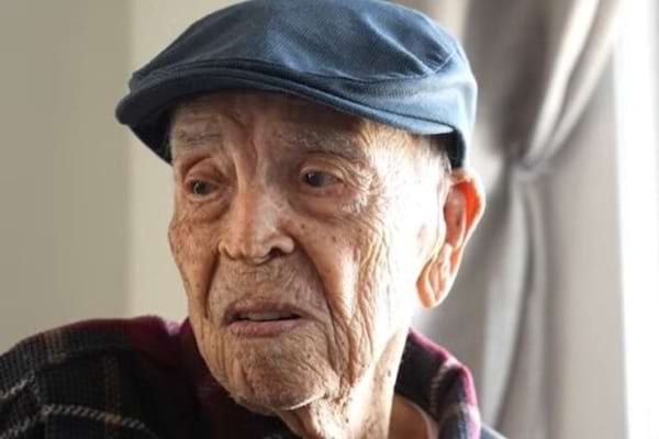 Luis Cano avec sa casquette