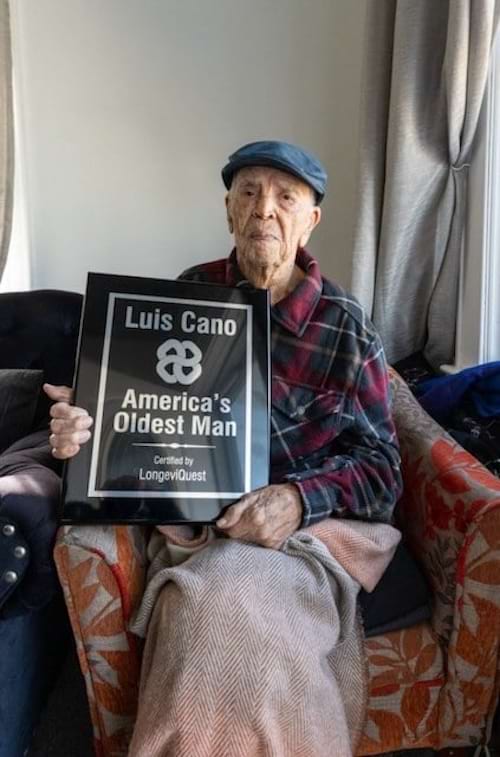 Luis Canon avec son troph&eacute;e du plus vieil homme