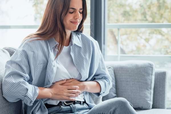 femme qui se tient le ventre &agrave; cause de flatulences