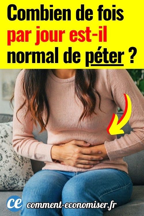 Femme assise sur canap&eacute;, mains sur le ventre, semblant souffrir de douleurs abdominales