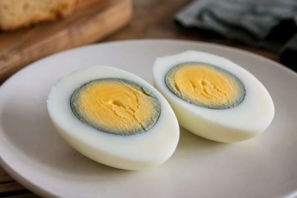 oeufs durs avec un cercle vert autour du jaune