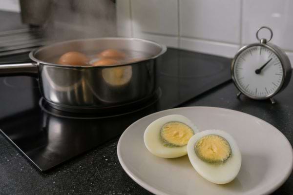 oeufs durs trop cuits  avec un cercle vert autour du jaune