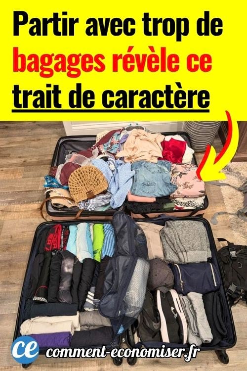 Deux valises ouvertes au sol : l’une bien rangée, l’autre débordante de vêtements colorés.
