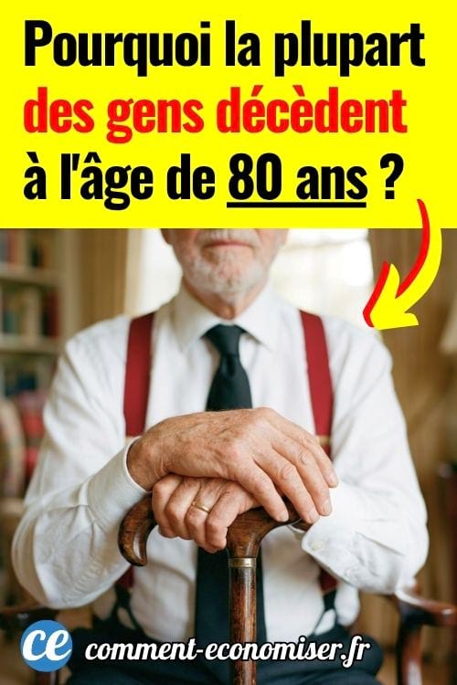 Vieil homme assis en chemise blanche, cravate noire et bretelles, appuy&eacute; sur sa canne.