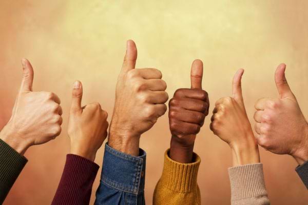 diff&eacute;rents pouces tendus