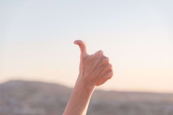 un pouce lev&eacute; en l'air